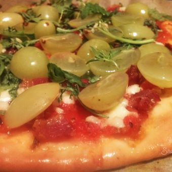 Pizza sa pršutom, rukolom i grožđem