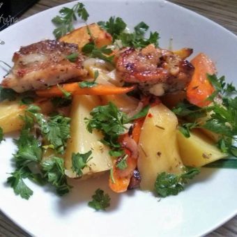 Karabataci i povrće u vinu iz rerne