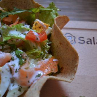 Salata sa dimljenim lososom u jestivim činijama