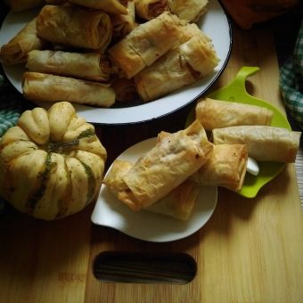 Pitice sa pečenom bundevom, fetom i karamelizovanim lukom